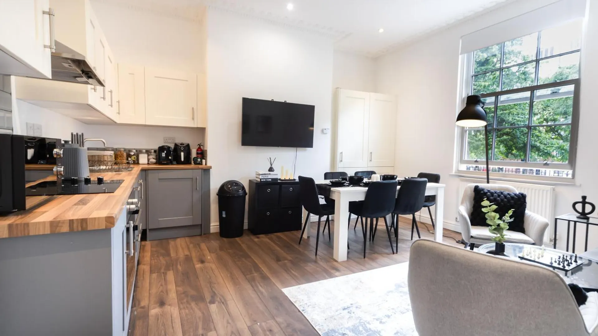 Excellent 3 Bedroom, 3 Baths, City Centre, Netflix, Amazing Location!! Leeds  United Kingdom