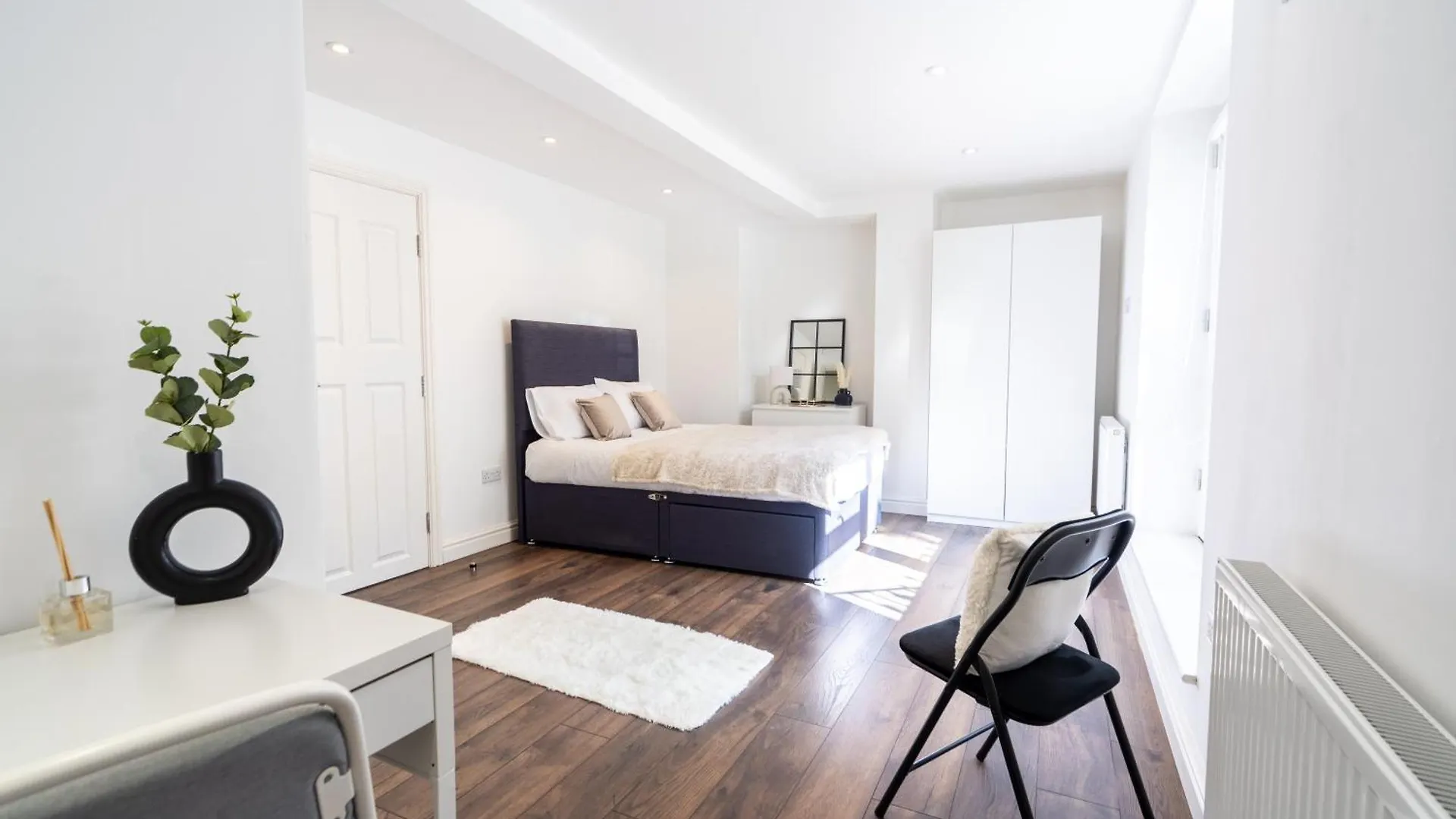 Excellent 3 Bedroom, 3 Baths, City Centre, Netflix, Amazing Location!! Leeds  Apartment
